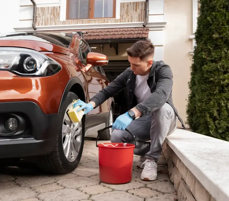 Lavage auto à domicile Lit-et-Mixe : professionnel intervenant sur un véhicule